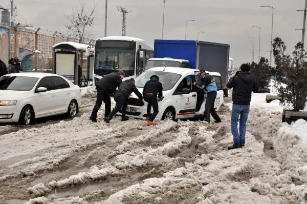 Zonguldak'ta kar pazaryerinin çatısını yıktı