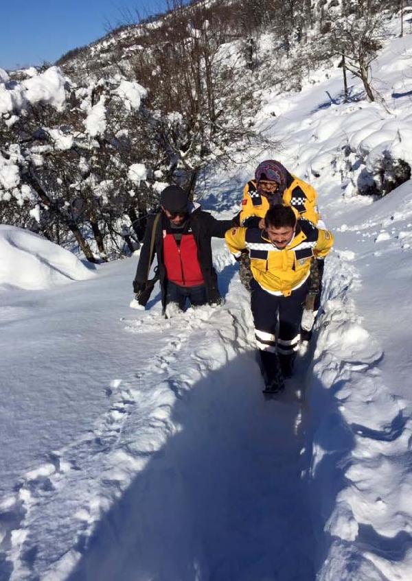 Yol kardan kapanınca 112 çalışanı hastayı sırtında taşıdı