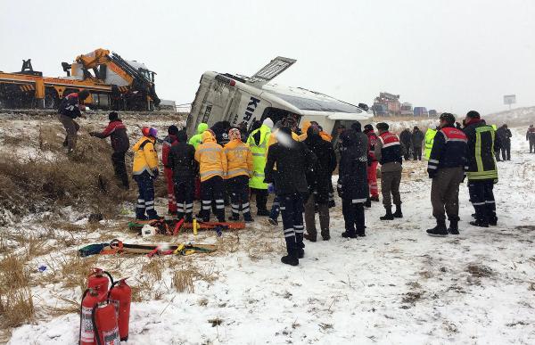 Kırşehir'de otobüs devrildi: 7 ölü, 22 yaralı (2)- Yeniden