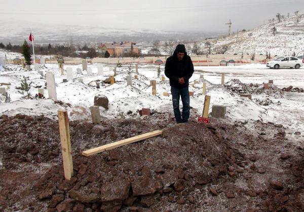 Sur'da ölen kadın Elazığ'da toprağa verildi