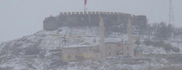 Nevşehir'de kar yeniden başladı