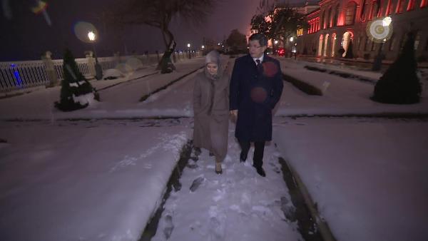 Davutoğlu çiftinden kar romantizmi