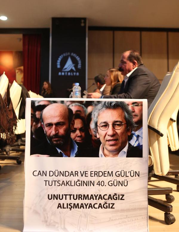 Can Dündar ve Erdem Gül için belediye meclisine döviz