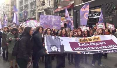 Eylemci kadının kafasına kalas düştü