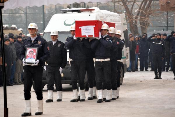 Diyarbakır Sur'da 1 polis şehit oldu (2)