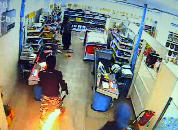 Marketi yağmalayıp molotofkokteyli atan 10 kişi gözaltında