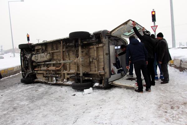 Cenaze taşıyan ambulans takla attı: 2 yaralı