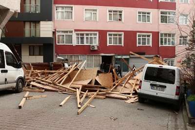 Rüzgar çatıyı uçurdu