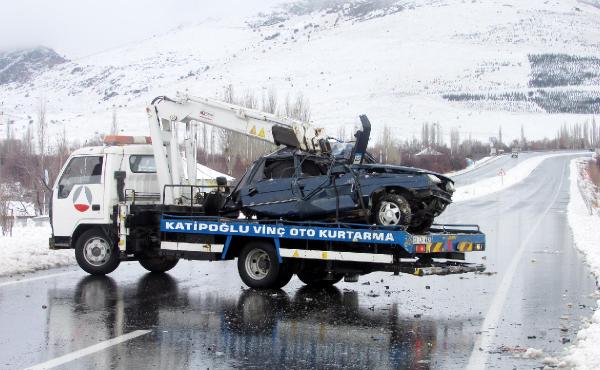 Sandıklı'da 2 otomobil çarpıştı: 1 ölü, 2 yaralı