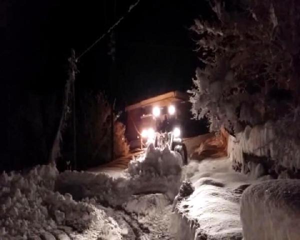 Dede ve torunu, köy yolunun açılmasıyla hastaneye kaldırıldı