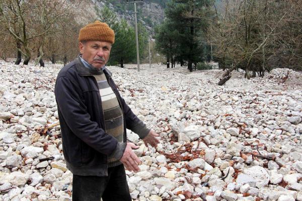 Şiddetli yağış Ölüdeniz'in rengini değiştirdi (2)