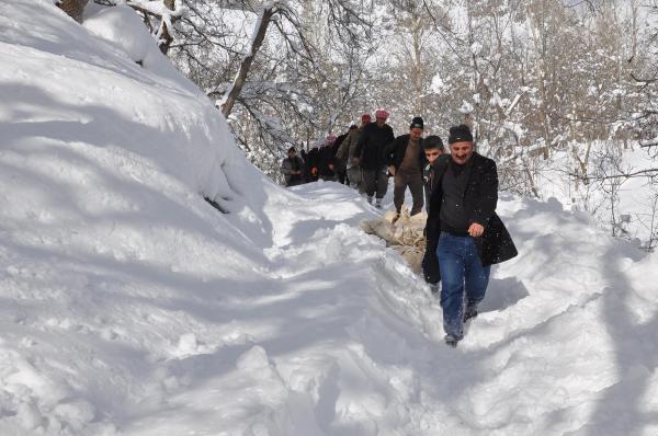 Hakkari'de hasta kişi, brandayla karda 500 metre çekilerek ambulansa ulaştırıldı