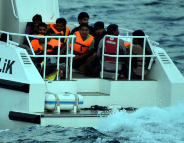 Tekneleri bozulan kaçakları sahil güvenlik kurtardı