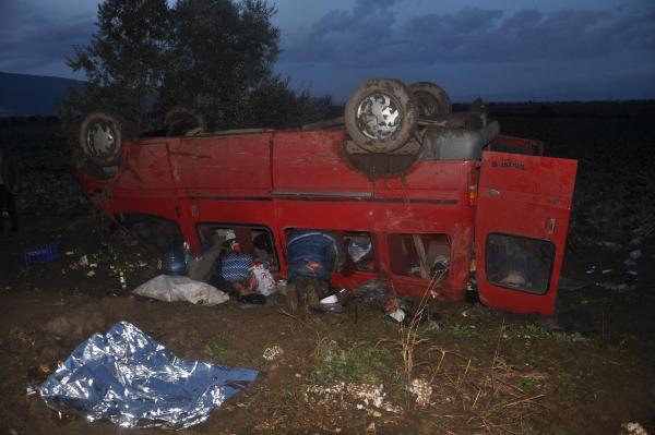 Tarım işçilerini taşıyan minibüs tatla attı: 12 yaralı