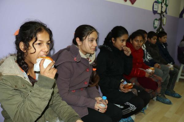 Roman çocuklar kahvaltı ile okula bağlandı