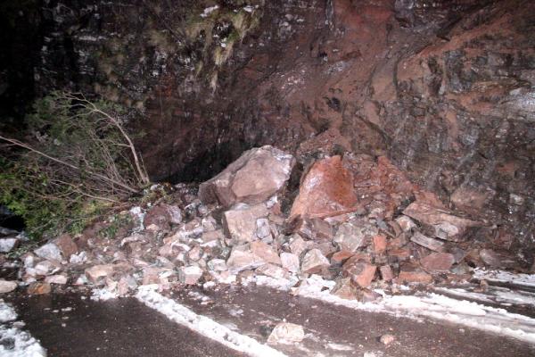 Heyelan, Ereğli'de yolu ulaşıma kapattı