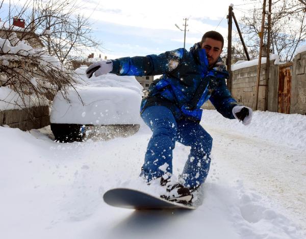 Van sokaklarında snowboard yaptı
