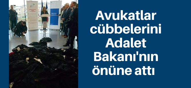 Avukatlar cübbelerini Adalet Bakanı'nın önüne attı