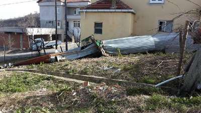 Zonguldak'ta fırtına minare devirdi
