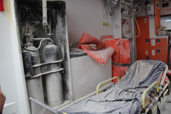 Hareket halindeki ambulansta alev alan oksijen tüpü korkuttu