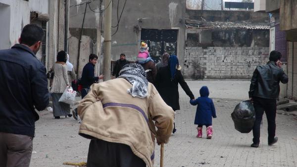 Cizre'de çatışmalar sürüyor, bazı aileler camiye sığındı