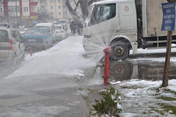 Patlayan su vanası ile araçlarını böyle yıkadılar