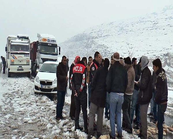 Asfalt isteyen mahalleli karlı yolda oturma eylemi yaptı
