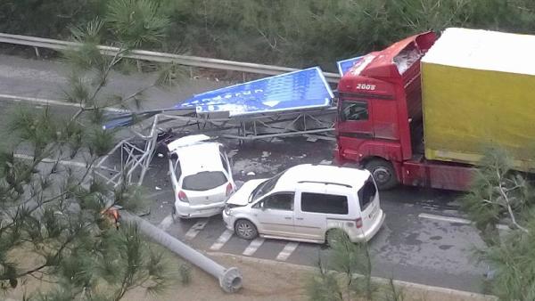 Karayolundaki yön tabelası otomobilin üzerine devrildi: 3 yaralı