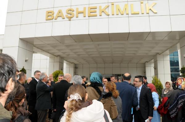 Görevlerine son verilen hastane işçilerinden protesto eylemi