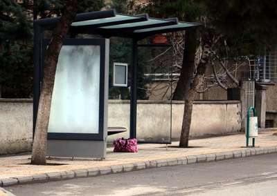 Otobüs durağında unutulan çanta panik yaşattı