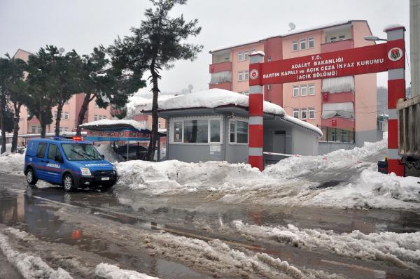 Cezaevi önünde 2 kişiye kurşun yağdırdı