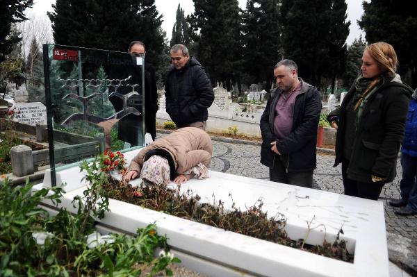 Berkin Elvan doğum gününde mezarı başında anıldı
