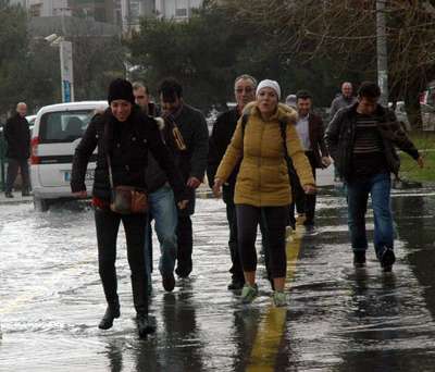 Lodos Yeşilköy Marina'yı vurdu