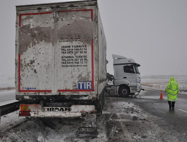 TIR'a saplanan bariyeri AFAD ekibi çıkardı