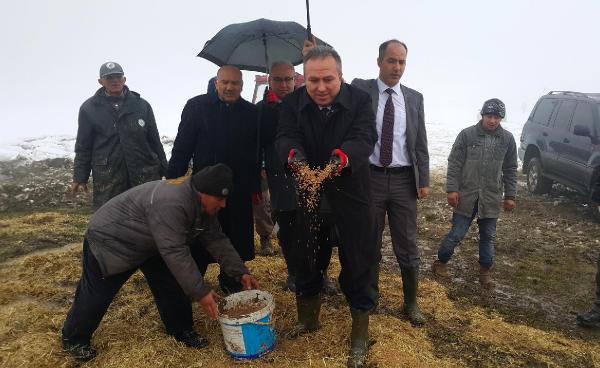 Vali'nin şemsiyesini yardımcısı tuttu