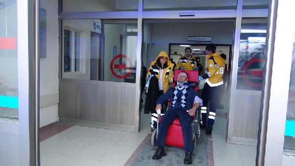 Çorum'da hasta taşıyan ambulans kaza yaptı: 3 yaralı