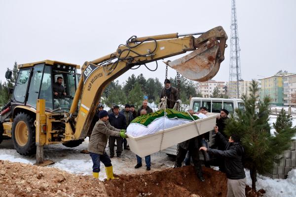 Aşırı kilolu öldü, cenazesi kepçe yardımıyla defnedildi