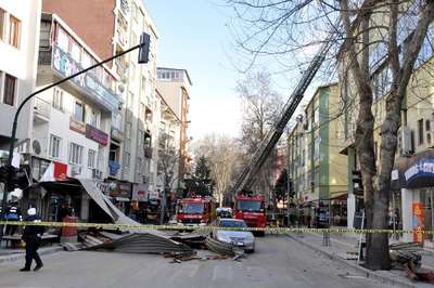 Şiddetli rüzgar çatı uçurdu: 2 yaralı