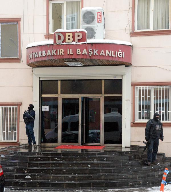 Diyarbakır'da polis DBP binasında arama yaptı: 2 gözaltı (2)