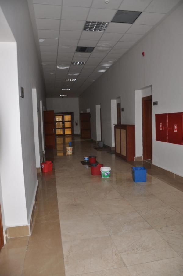 Valilik binasının tavanı akınca koridora kovalar konuldu