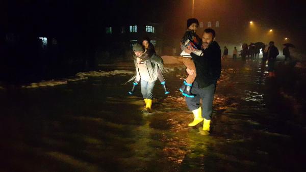Düzce'de dere taştı, köy sular altında kaldı