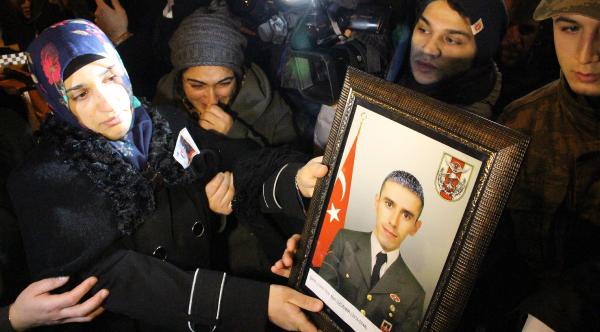 Şehit eşi, 'Sen gittin senin yerine oğlun gelecek' diye ağıt yaktı