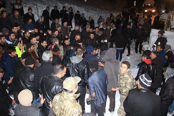 Kara saplanan minibüsü kurtarmak isteyen yolcuların üzerine çığ düştü: 1 ölü