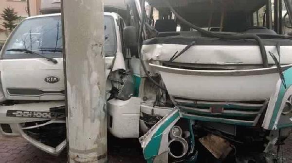 Minibüs ile kamyonet çarpıştı: 1 ölü, 11 yaralı