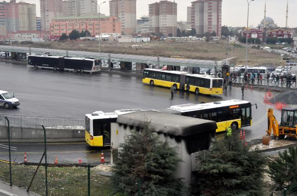 Metrobüs durağı korku dolu dakikalar