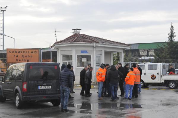 Karayolları'nın taşeron işçileri ücretlerini alamayınca iş bıraktı