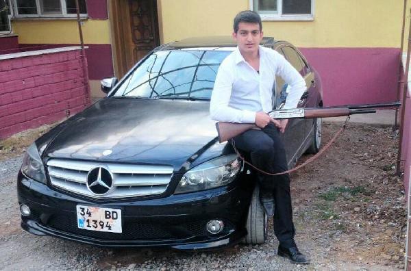 Otomobilde başından vurulmuş halde bulundu