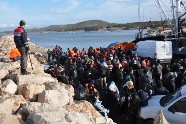 Batmak üzere olan teknedeki 208 kaçağı Sahil Güvenlik kurtardı