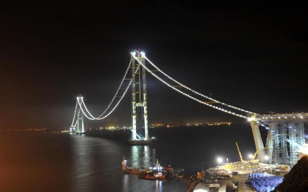 İzmit Körfez Geçişi Köprüsü geceleri ışıl ışıl