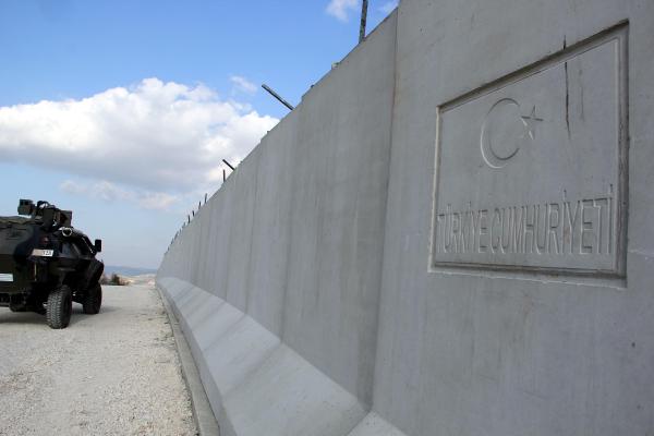 Yayladağı'nın Suriye sınırına beton bloklarla duvar örülüyor